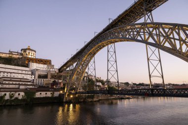 Porto, Portekiz 'deki Luis I büyük metal köprüsüne güzel bir manzara