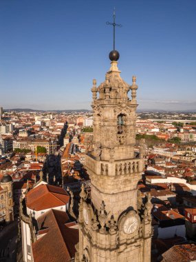 Portekiz 'in Porto şehrindeki tarihi rahipler kulesine güzel bir hava manzarası.