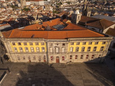 Portekiz 'in Porto kentindeki tarihi fotoğraf merkezi binasına güzel bir hava manzarası.