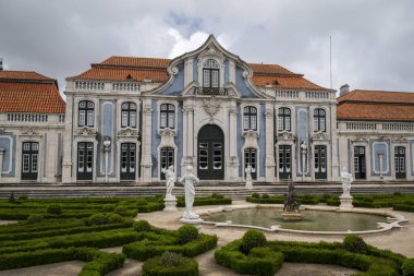 Queluz, Lizbon, Portekiz 'deki tarihi Queluz Sarayı bahçesine ve bina cephesine güzel bir manzara