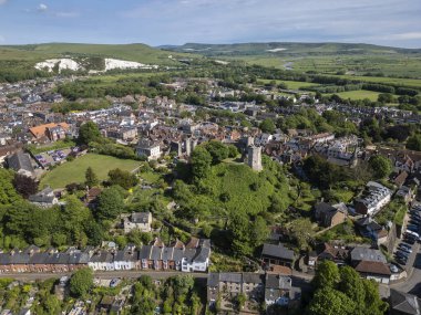 Yeşil dağın tepesindeki eski ortaçağ şatosuna ve Lewes, İngiltere 'deki küçük köy binalarına güzel bir hava manzarası.