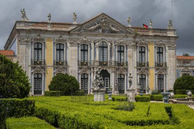 Queluz, Lizbon, Portekiz 'deki tarihi Queluz Sarayı bahçesine ve bina cephesine güzel bir manzara