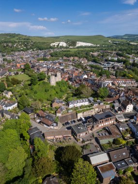 Yeşil dağın tepesindeki eski ortaçağ şatosuna ve Lewes, İngiltere 'deki küçük köy binalarına güzel bir hava manzarası.