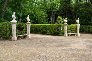 Yeşil tarihi Queluz Sarayı bahçelerindeki anıtlara güzel manzara, Queluz, Lizbon, Portekiz