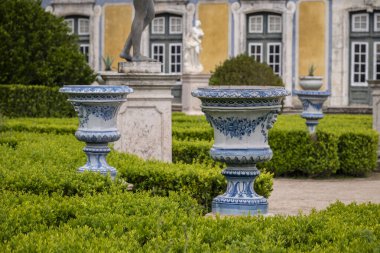 Tarihi Queluz Sarayı bahçeleri, Queluz, Lizbon, Portekiz 'in anıtlarına ve detaylarına güzel bir manzara.
