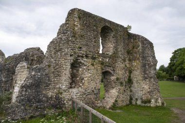 Lewes Manastırı 'ndaki eski tarihi duvarlara ve harabelere bakın.