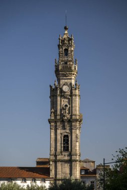 Portekiz 'in Porto kentindeki eski tarihi Clierics kulesine güzel bir manzara.