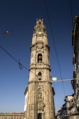 Portekiz 'in Porto kentindeki eski tarihi Clierics kulesine güzel bir manzara.