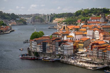 Porto, Portekiz 'deki eski tarihi binaların güzel manzarası