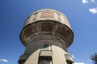 Lizbon, Portekiz 'deki kilisenin yanındaki büyük su kulesi.