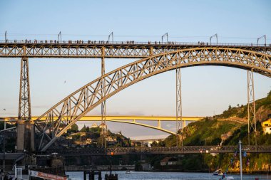 Porto, Portekiz 'deki Cais da Ribeira' dan eski tarihi metal I. Luis Köprüsü 'ne güzel bir manzara.