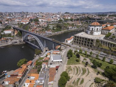 Porto, Portekiz 'deki büyük manastır ve büyük metal köprü I. Luis' e güzel bir hava manzarası.
