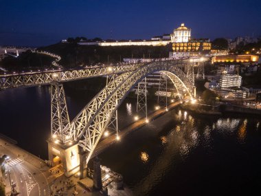 Portekiz 'in Porto şehrindeki Luis I köprüsüne güzel bir hava manzarası.