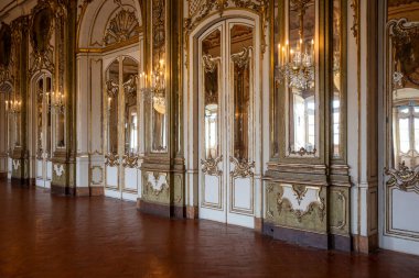 Queluz, Lizbon, Portekiz 'deki eski tarihi Queluz Sarayı binasının güzel manzarası.