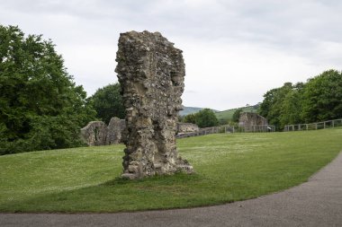 Lewes Manastırı 'ndaki eski tarihi duvarlara ve harabelere bakın.