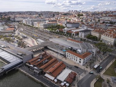 Lizbon, Portekiz şehir merkezindeki Cais do Sodre metro ve tren istasyonu için güzel bir hava manzarası. 