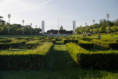 Lizbon şehir merkezindeki Eduardo VII parkındaki yeşil bahçelerin güzel manzarası, Portekiz