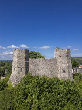 Yeşil dağ tepesinde, Lewes, İngiltere 'deki eski tarihi ortaçağ kalesine güzel bir hava manzarası.