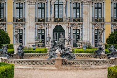 Queluz, Lizbon, Portekiz 'deki tarihi Queluz Sarayı bahçesine ve bina cephesine güzel bir manzara