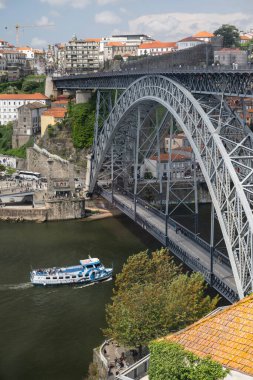 Porto, Portekiz 'deki Luis I büyük metal köprüsüne güzel bir manzara