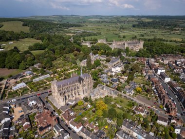 Arundel, İngiltere 'deki eski tarihi katedralin güzel hava manzarası.