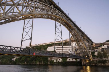 Porto, Portekiz 'deki Luis I büyük metal köprüsüne güzel bir manzara