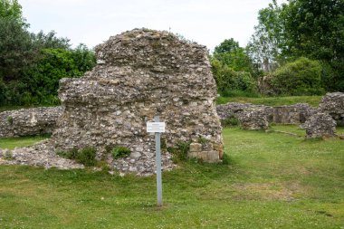 Lewes Manastırı 'ndaki eski tarihi duvarlara ve harabelere bakın.