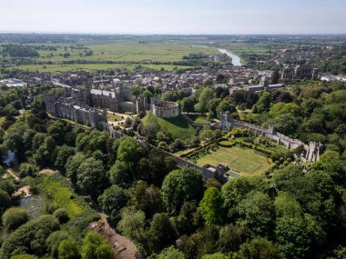 Arundel, İngiltere 'deki tarihi Arundel Kalesi' ne güzel bir hava manzarası.