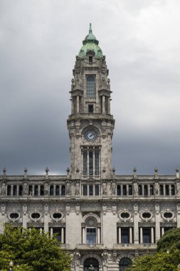 Portekiz 'in Porto kentindeki tarihi şehir meclisi binasının güzel manzarası.
