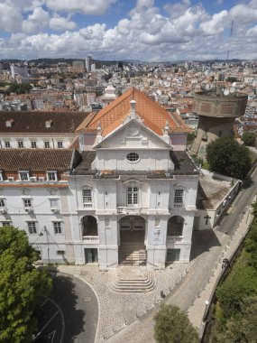 Lizbon, Portekiz şehir merkezindeki beyaz kilise binasının güzel hava manzarası