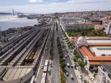 Lizbon, Portekiz şehir merkezindeki büyük araba bulvarına güzel bir hava manzarası.