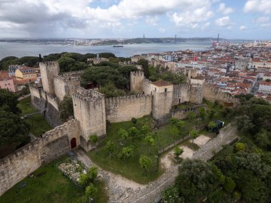 Lizbon, Portekiz şehir merkezindeki Jorge Kalesi 'ne güzel bir hava manzarası. 