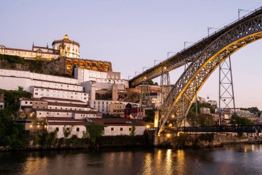 Porto, Portekiz 'deki Luis I büyük metal köprüsüne güzel bir manzara