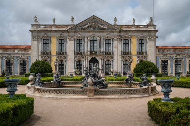 Queluz, Lizbon, Portekiz 'deki tarihi Queluz Sarayı bahçesine ve bina cephesine güzel bir manzara