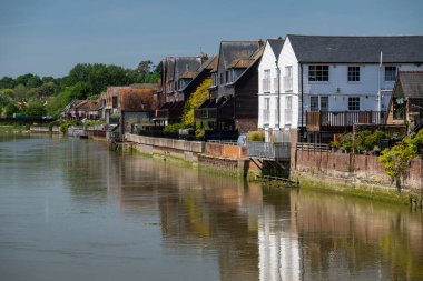 İngiltere 'nin Arundel kentindeki ortaçağ tarihi köyünün şehir binaları ve nehir manzarası çok güzel.