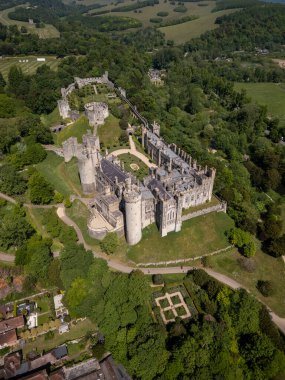 Arundel, İngiltere 'deki tarihi Arundel Kalesi' ne güzel bir hava manzarası.