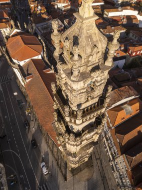 Portekiz 'in Porto şehrindeki tarihi rahipler kulesine güzel bir hava manzarası.