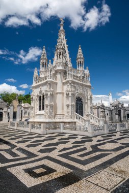 Lizbon, Portekiz 'deki tarihi mezarlıktaki beyaz mezar taşlarına bakın