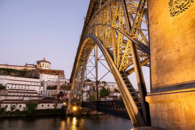 Porto, Portekiz 'deki Luis I büyük metal köprüsüne güzel bir manzara