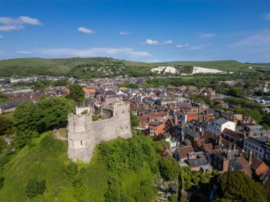 Yeşil dağın tepesindeki eski ortaçağ şatosuna ve Lewes, İngiltere 'deki küçük köy binalarına güzel bir hava manzarası.