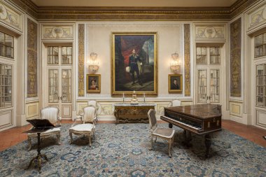 Queluz, Lizbon, Portekiz 'deki eski tarihi Queluz Sarayı binasının güzel manzarası.