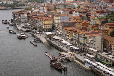 Porto, Portekiz 'deki Cais da Ribeira' daki eski tarihi bina ve teknelerin güzel manzarası.