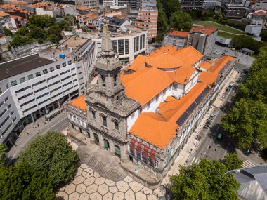 Porto, Portekiz 'deki eski tarihi kilise binasının güzel hava manzarası.