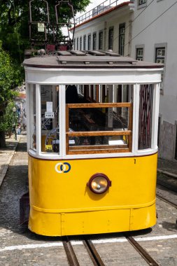 Lizbon, Portekiz şehir merkezinde geleneksel Portekiz sarı füniküleri