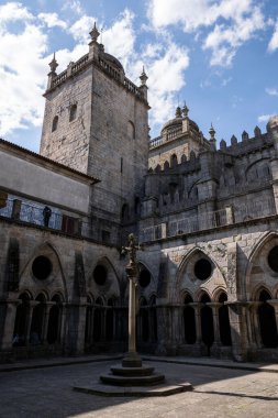 Portekiz 'in Porto şehrindeki eski tarihi kilisenin güzel manzarası.