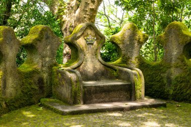 Sintra, Lizbon, Portekiz 'de kayadan yapılmış yeşil bahçe tezgahına bakın