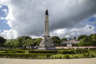 Lizbon şehir merkezindeki başkanlık sarayının önündeki tarihi anıta bakın.