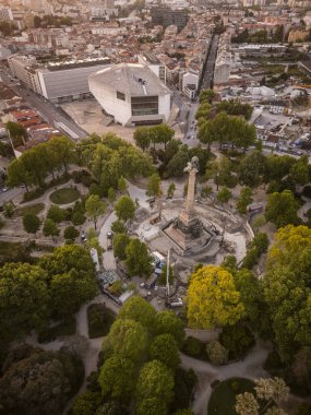 Portekiz, Porto 'daki büyük yeşil park ve kavşağın güzel hava manzarası