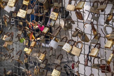 Lizbon, Portekiz şehir merkezindeki çitlere zincirlenmiş dolaplar.