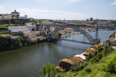 Portekiz, Porto 'daki Douro Nehri üzerindeki büyük köprünün güzel manzarası